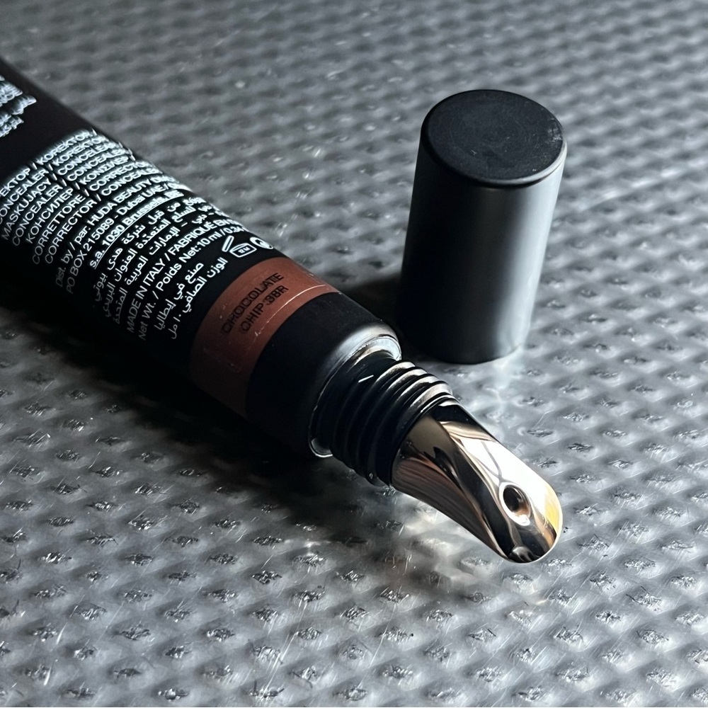 Huda Beauty The Overachiever Concealer, shade Chocolate Chip - Picture 2 of 4